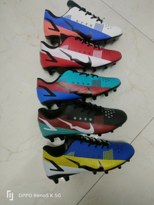 Mga Astig na Sapatos ng Soccer ng Lalaki